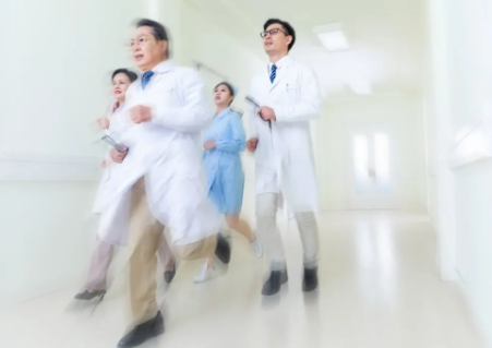 严重失水，出现尿量减少、眼眶下陷、皮肤黏膜干燥，血压下降、呼吸困难，四肢厥冷
